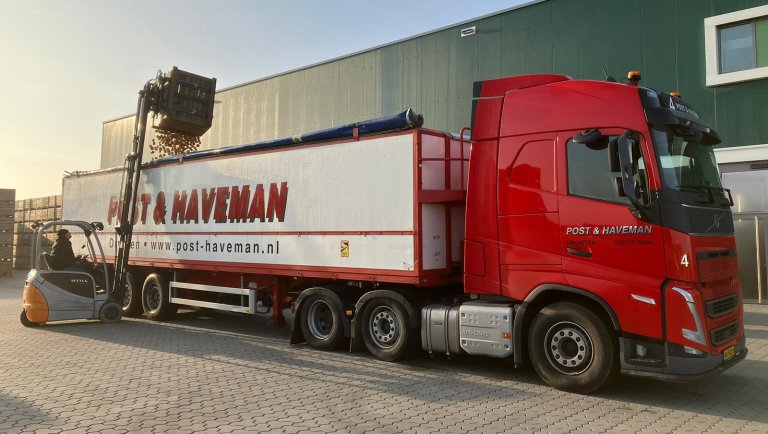 Laden van een trailer bij een agrarisch bedrijf